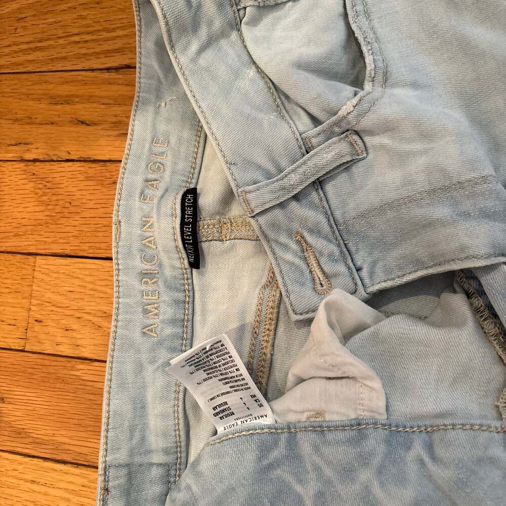 American Eagle Women's Next Level Stretch Light Wash Distressed Denim Shorts Siz